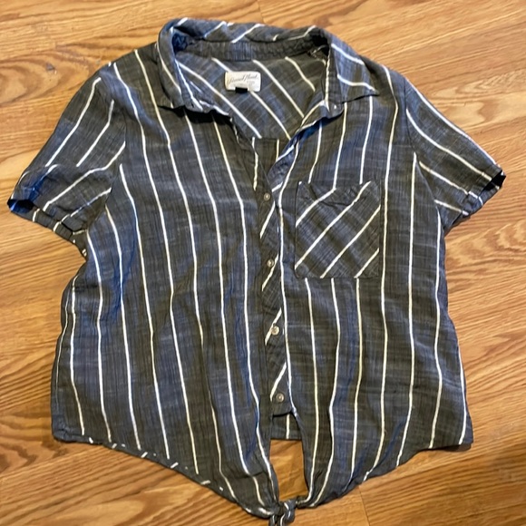 Universal Thread Tops - Cute grey striped button blouse